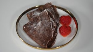 Keto kakaós palacsinta eperrel tálalva – cukormentes desszert tányéron